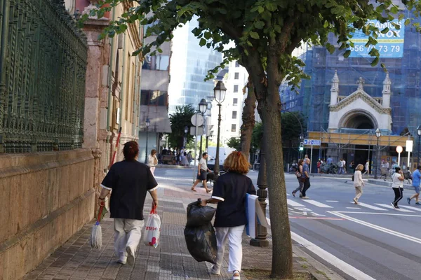 Pessoas Caminhando Ambiente Urbano — Fotografia de Stock