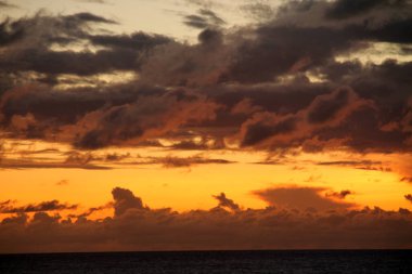 Akşamları bulutlu bir gökyüzü manzarası