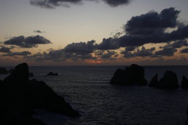 Akşamları bulutlu bir gökyüzü manzarası