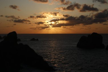 Akşamları bulutlu bir gökyüzü manzarası