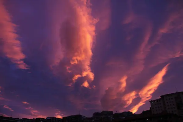 Pohled Zataženou Oblohu Večerních Hodinách — Stock fotografie
