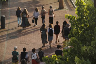 Bilbao şehir merkezinde yürüyen insanlar