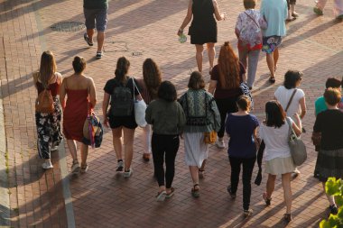 Bilbao şehir merkezinde yürüyen insanlar