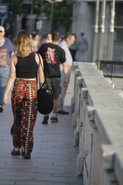 Bilbao şehir merkezinde yürüyen insanlar