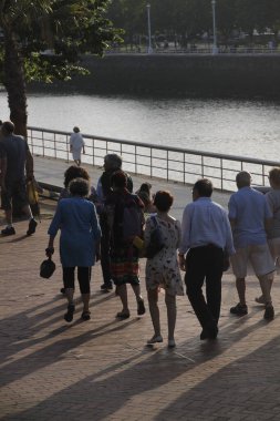 Bilbao şehir merkezinde yürüyen insanlar