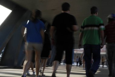 Bilbao şehir merkezinde yürüyen insanlar