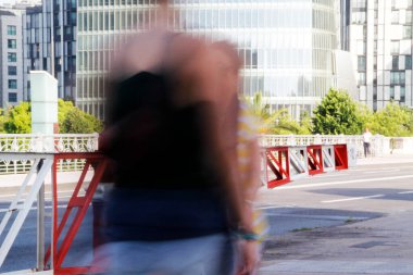 Bilbao şehir merkezinde yürüyen insanlar