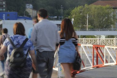 Bilbao şehir merkezinde yürüyen insanlar