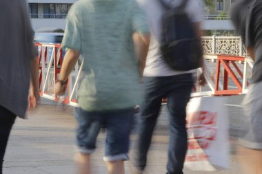 Bilbao şehir merkezinde yürüyen insanlar