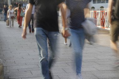 Bilbao şehir merkezinde yürüyen insanlar