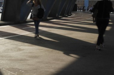 Bilbao şehir merkezinde yürüyen insanlar