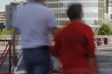 Bilbao şehir merkezinde yürüyen insanlar