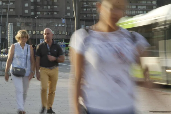 Bilbao Şehir Merkezinde Yürüyen Insanlar — Stok fotoğraf