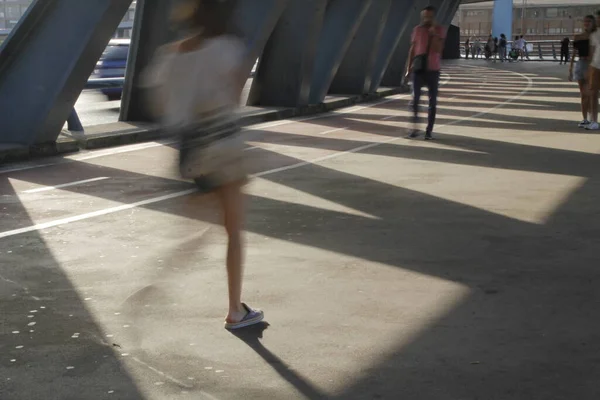 Emberek Sétálnak Bilbao Belvárosában — Stock Fotó