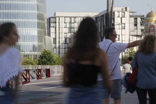 Mensen Wandelen Het Centrum Van Bilbao — Stockfoto