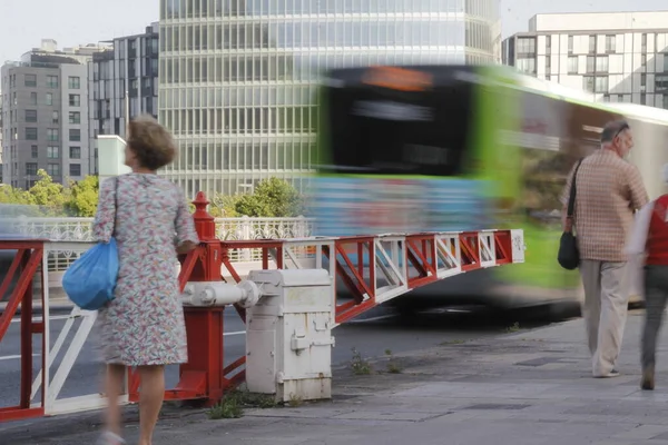 People Walking Downtown Bilbao — Stock Photo, Image