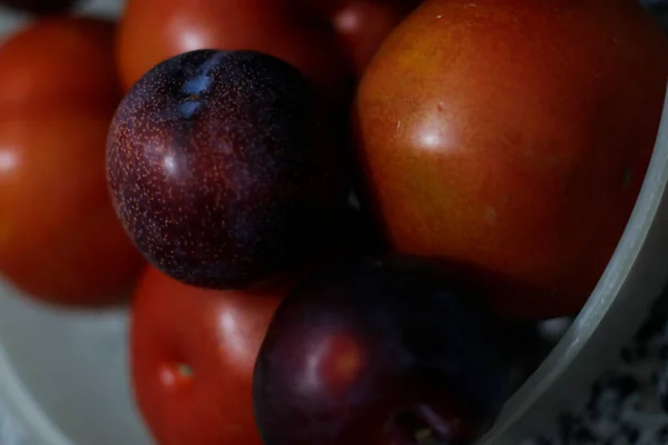 Meyveler Sebzeler Bir Tepside — Stok fotoğraf