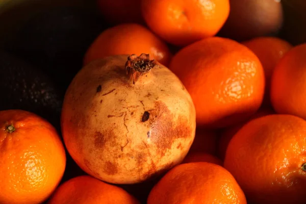 Meyveler Sebzeler Bir Tepside — Stok fotoğraf