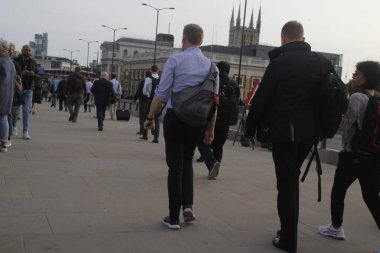 Londra şehir merkezindeki insanlar.