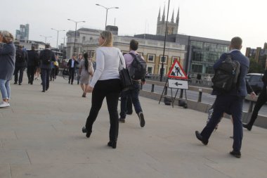 Londra şehir merkezindeki insanlar.