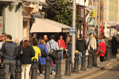 Londra şehir merkezindeki insanlar.