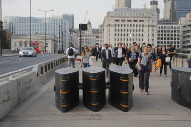 Londra şehir merkezindeki insanlar.