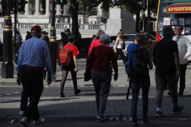 Londra şehir merkezindeki insanlar.