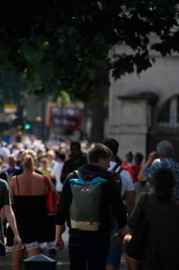 Londra şehir merkezindeki insanlar.