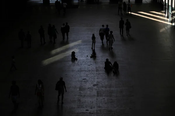 Люди Интерьере Tate Modern Лондон — стоковое фото