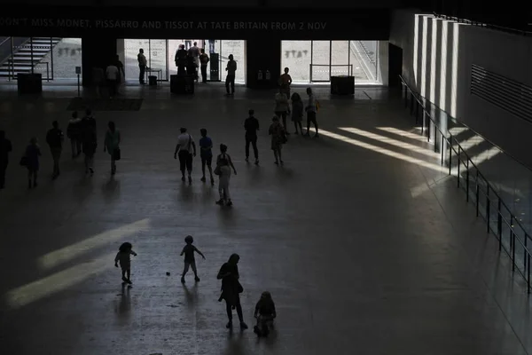 Pessoas Interior Tate Modern Londres — Fotografia de Stock