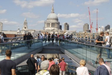Londra 'nın bir sokağındaki insanlar