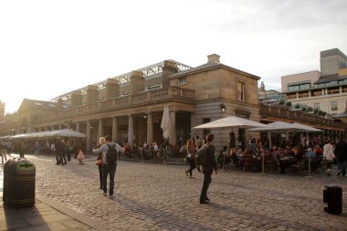 Londra 'nın bir sokağındaki insanlar