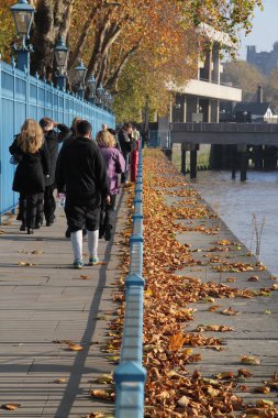 Londra 'nın bir sokağındaki insanlar