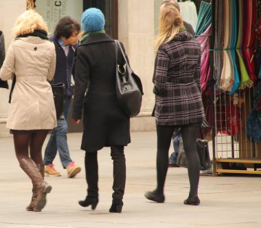 Londra 'nın bir sokağındaki insanlar