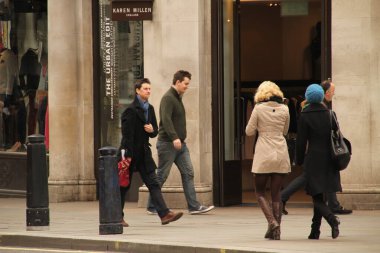 Londra 'nın bir sokağındaki insanlar