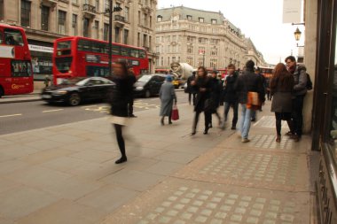 Londra 'nın bir sokağındaki insanlar