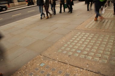 Londra 'nın bir sokağındaki insanlar