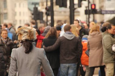 Londra 'nın bir sokağındaki insanlar