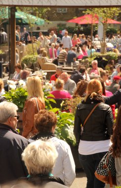 Londra 'nın bir sokağındaki insanlar