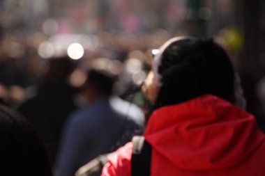 Londra 'nın bir sokağındaki insanlar