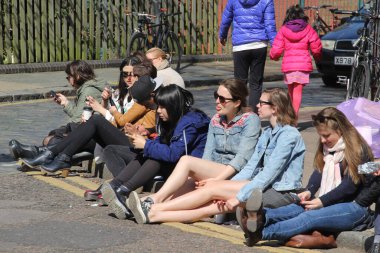 Londra 'nın bir sokağındaki insanlar
