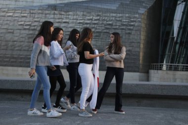 Bilbao şehir merkezinde yürüyen insanlar