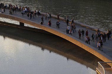 Bilbao şehir merkezinde yürüyen insanlar