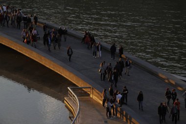 Bilbao şehir merkezinde yürüyen insanlar