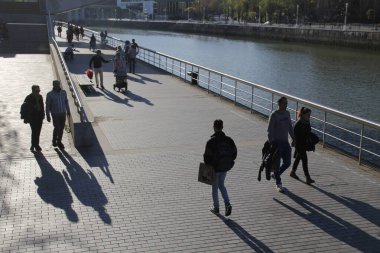 İspanya 'nın Bilbao şehrindeki insanlar