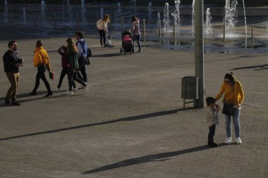 İspanya 'nın Bilbao şehrindeki insanlar