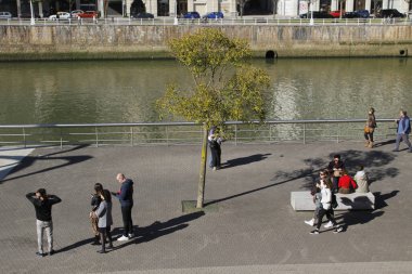 Bir bahar günü Bilbao şehir merkezinde insanlar