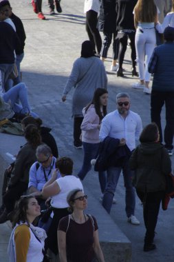 Bir bahar günü Bilbao şehir merkezinde insanlar