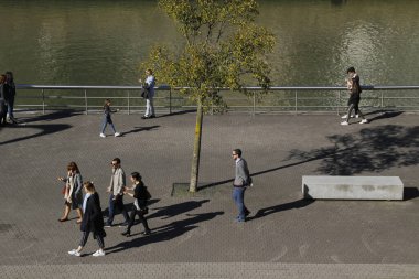 Bir bahar günü Bilbao şehir merkezinde insanlar