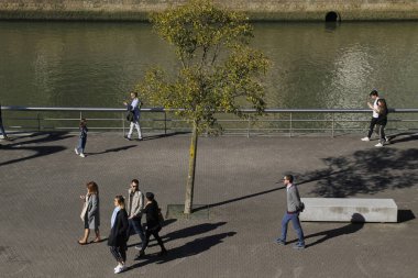 Bir bahar günü Bilbao şehir merkezinde insanlar